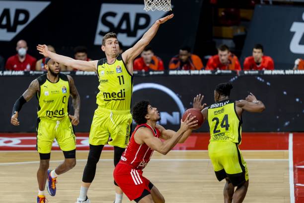 目前由哈维 目前由哈维